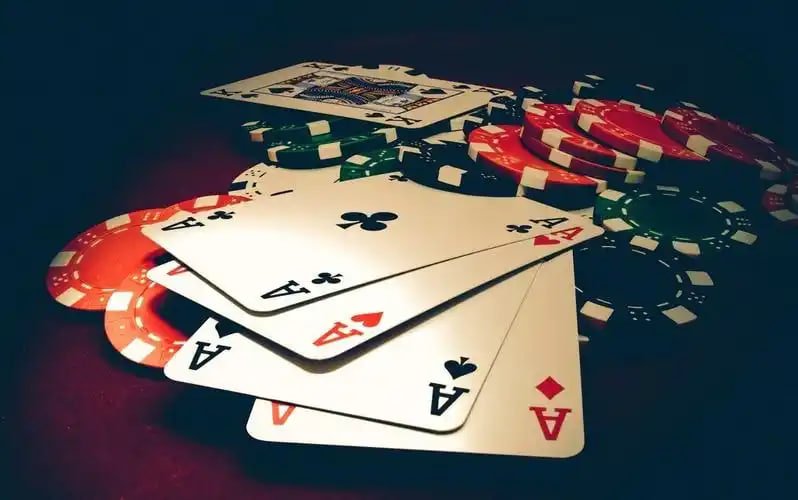 Dealer live casino sedang berinteraksi dengan pemain di porkas